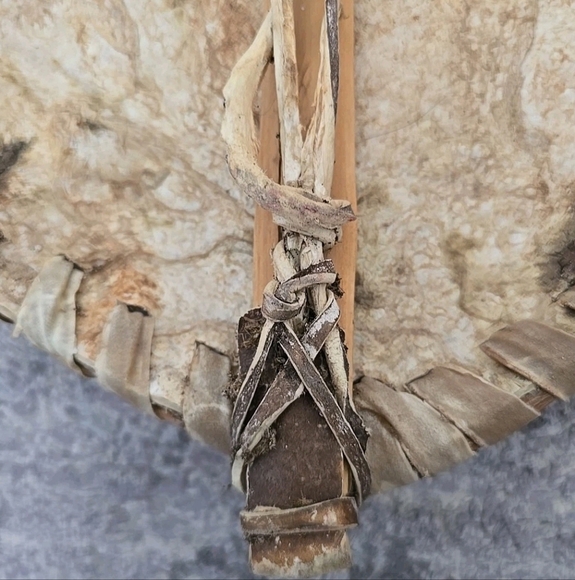 Authentic African Maasai Shield 25 Inches Long x 16 inches Wide Tan Red White - Picture 3 of 12